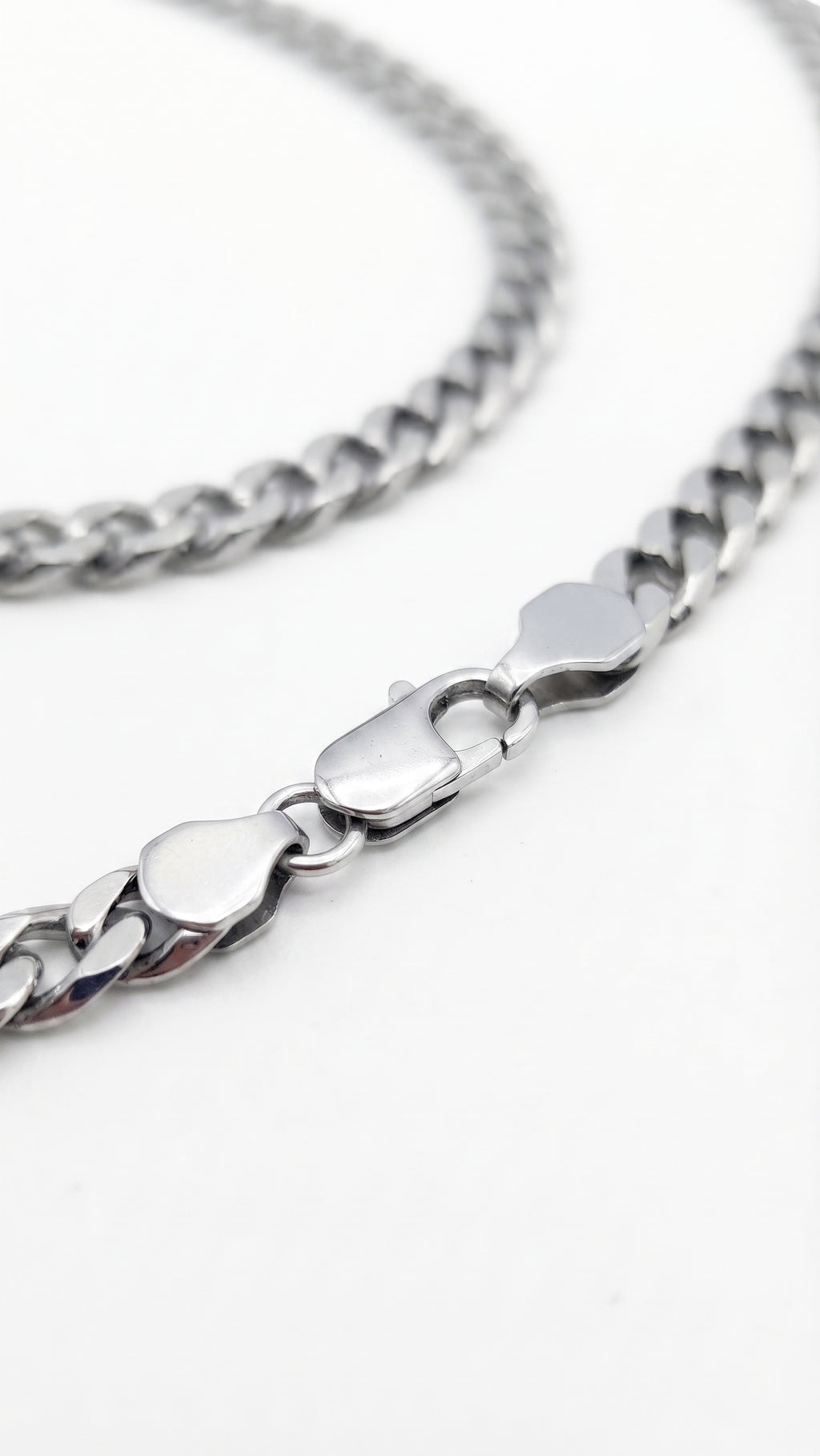 Silver stainless steel Cuban chain - detail of the links