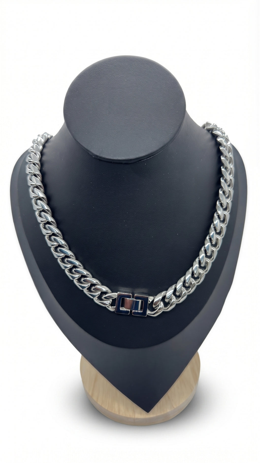 Silver stainless steel Cuban chain 8mm - close-up detail