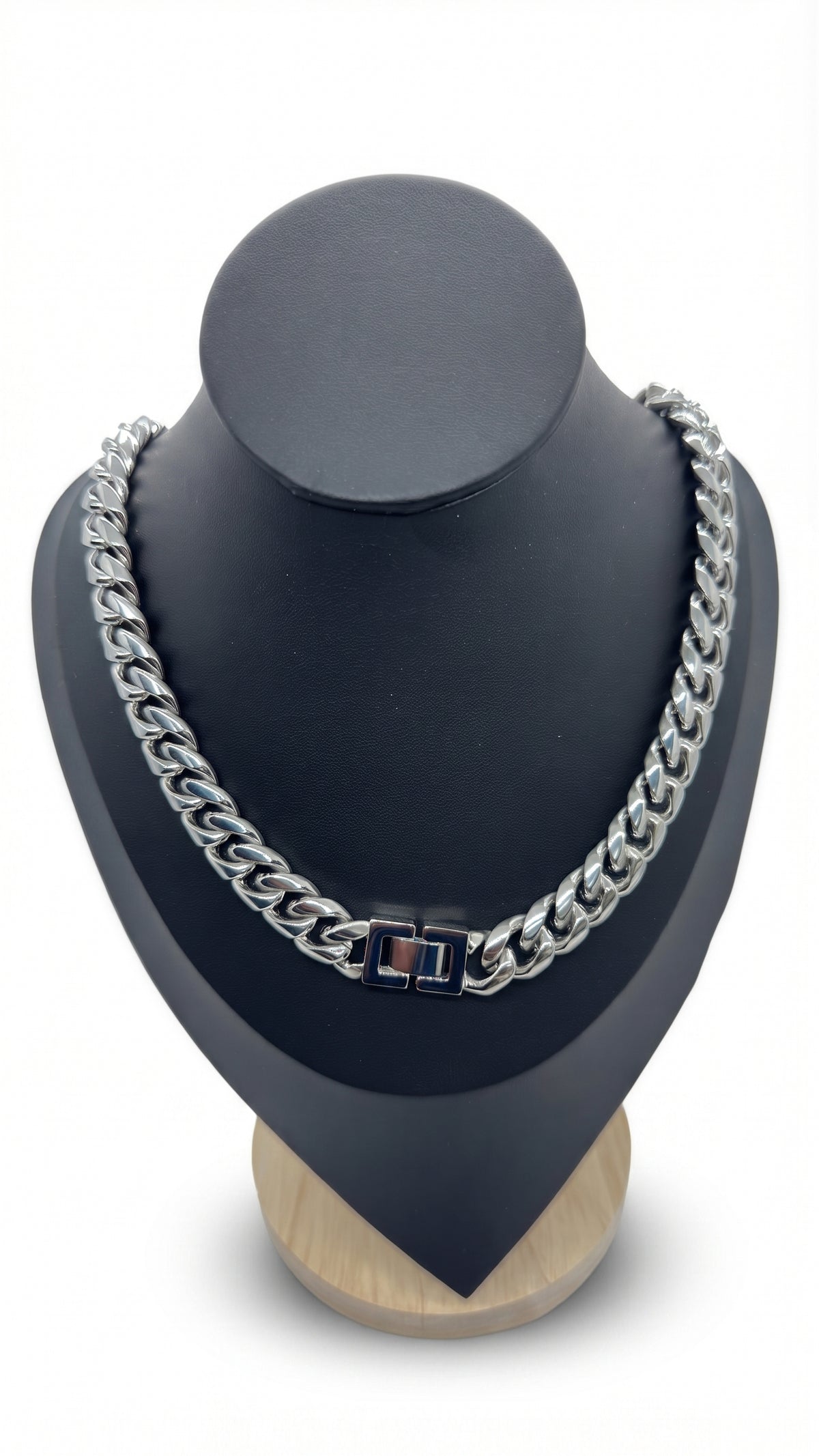 Silver stainless steel Cuban chain 8mm - close-up detail